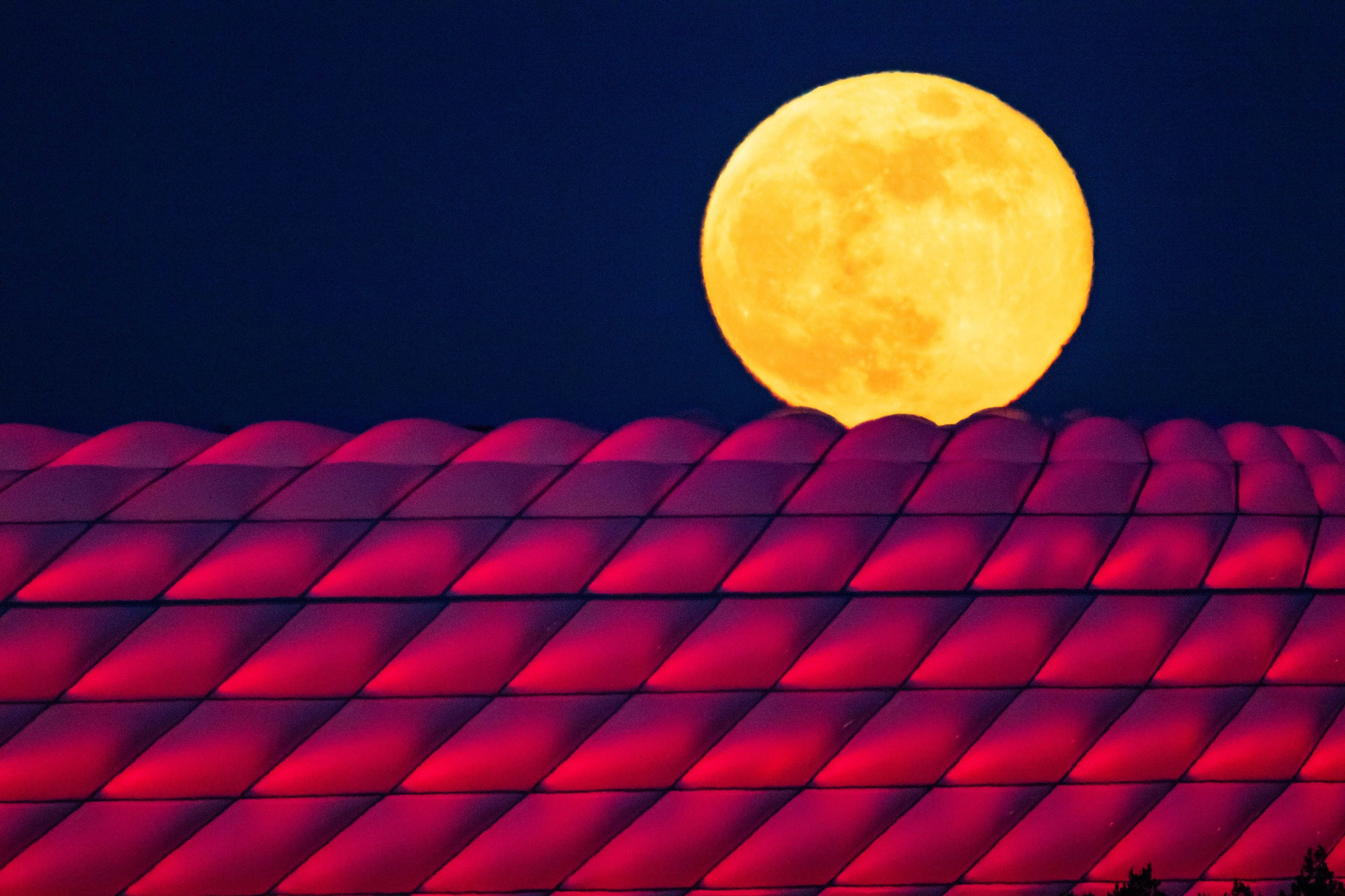 VIDEO | Imagini spectaculoase cu superluna, ultimul fenomen astronomic de acest fel din anul acesta