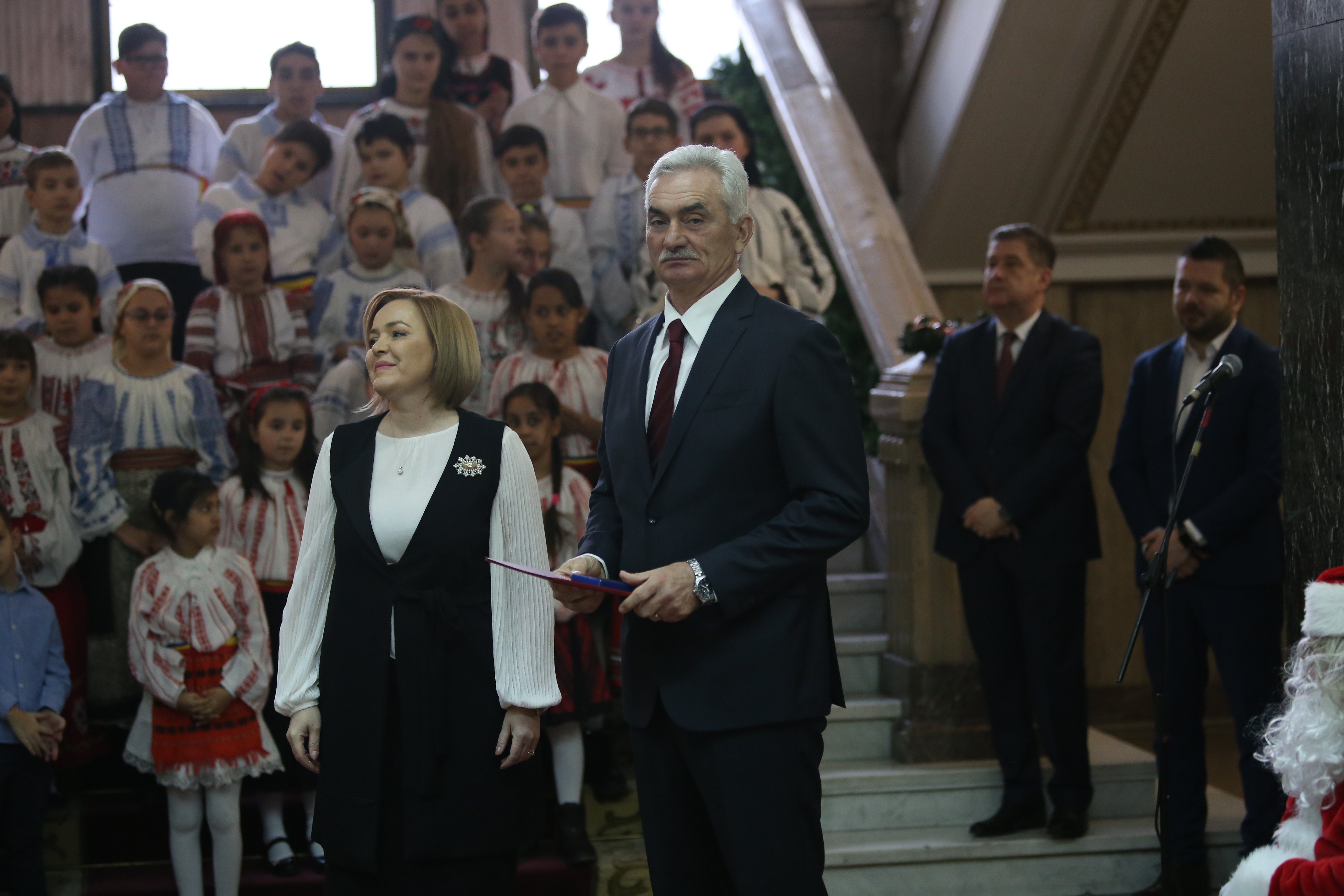 GALERIE FOTO / Moș Crăciun, intrare spectaculoasă, la petrecerea de la CS Dinamo