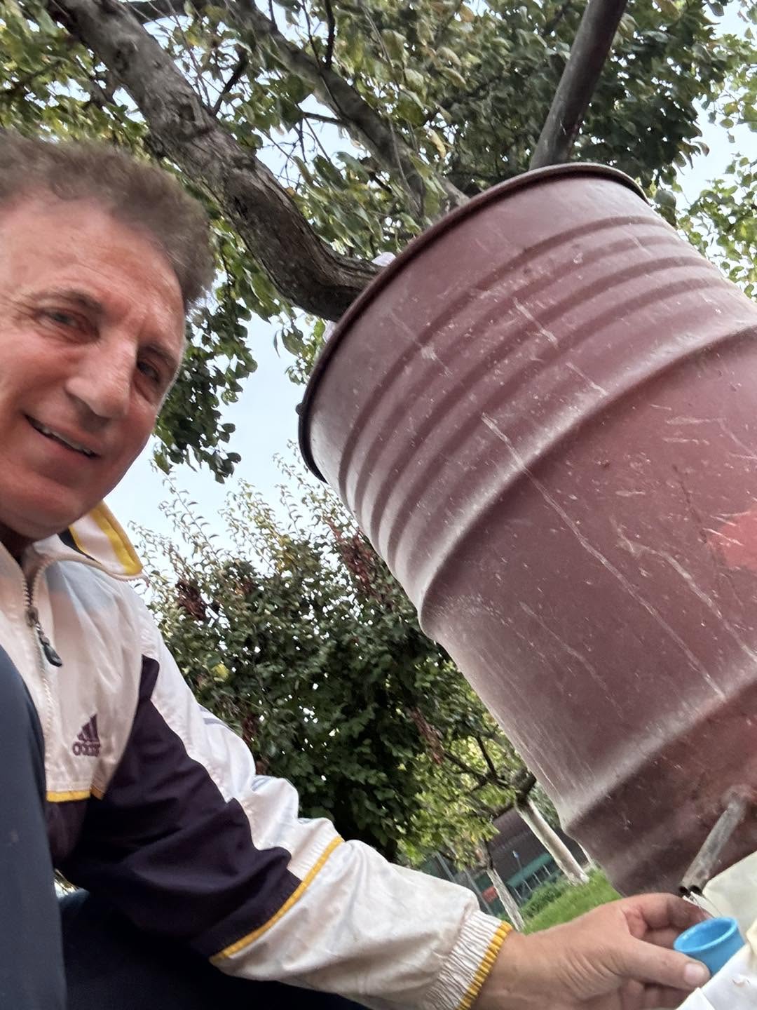 Constantin Enceanu face țuică după rețeta bunicii