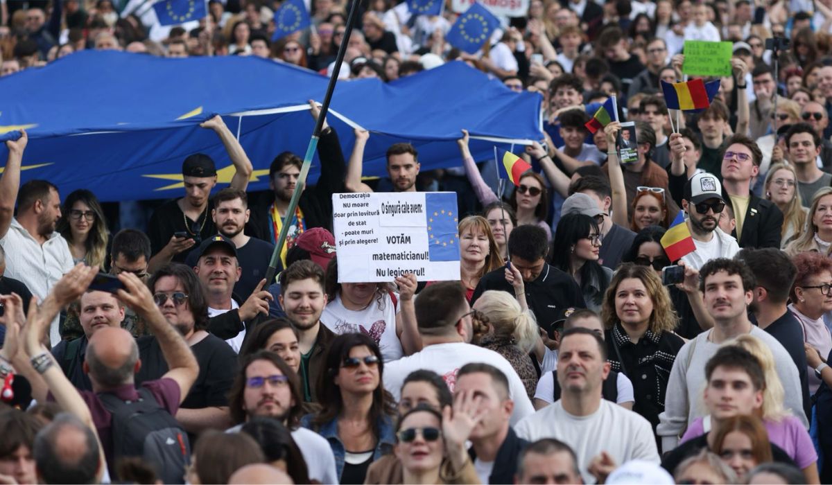 Mii de oameni în Piața Victoriei la mitingul „România în lumină”, organizat de Nicușor Dan. Jandarmeria a sesizat AEP pentru „propagandă electorală” | VIDEO