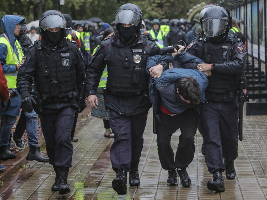 Noi proteste în Rusia, înăbușite brutal de autorități. În Sankt Petersburg, oamenii au strigat „Putin în tranșee” | VIDEO