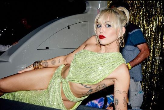 Miley Cyrus, apariție excentrică într-o rochie făcută numai din ace de siguranță. Artista i-a adus un omagiu Tinei Turner la premiile Grammy 2024