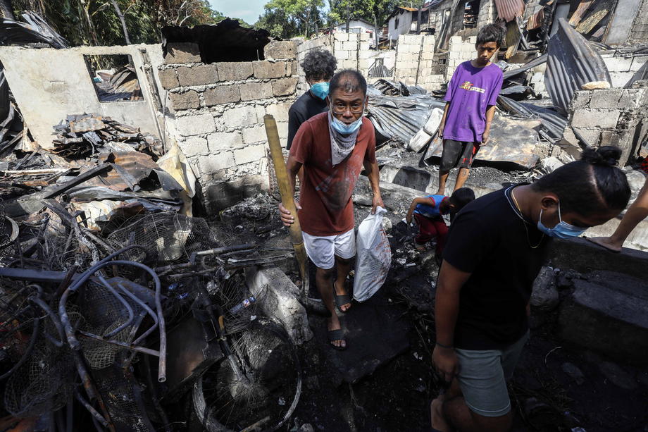 Incendiu de proporții filmat cu drona, în Filipine. Focul a distrus 80 de case și a ucis 8 persoane