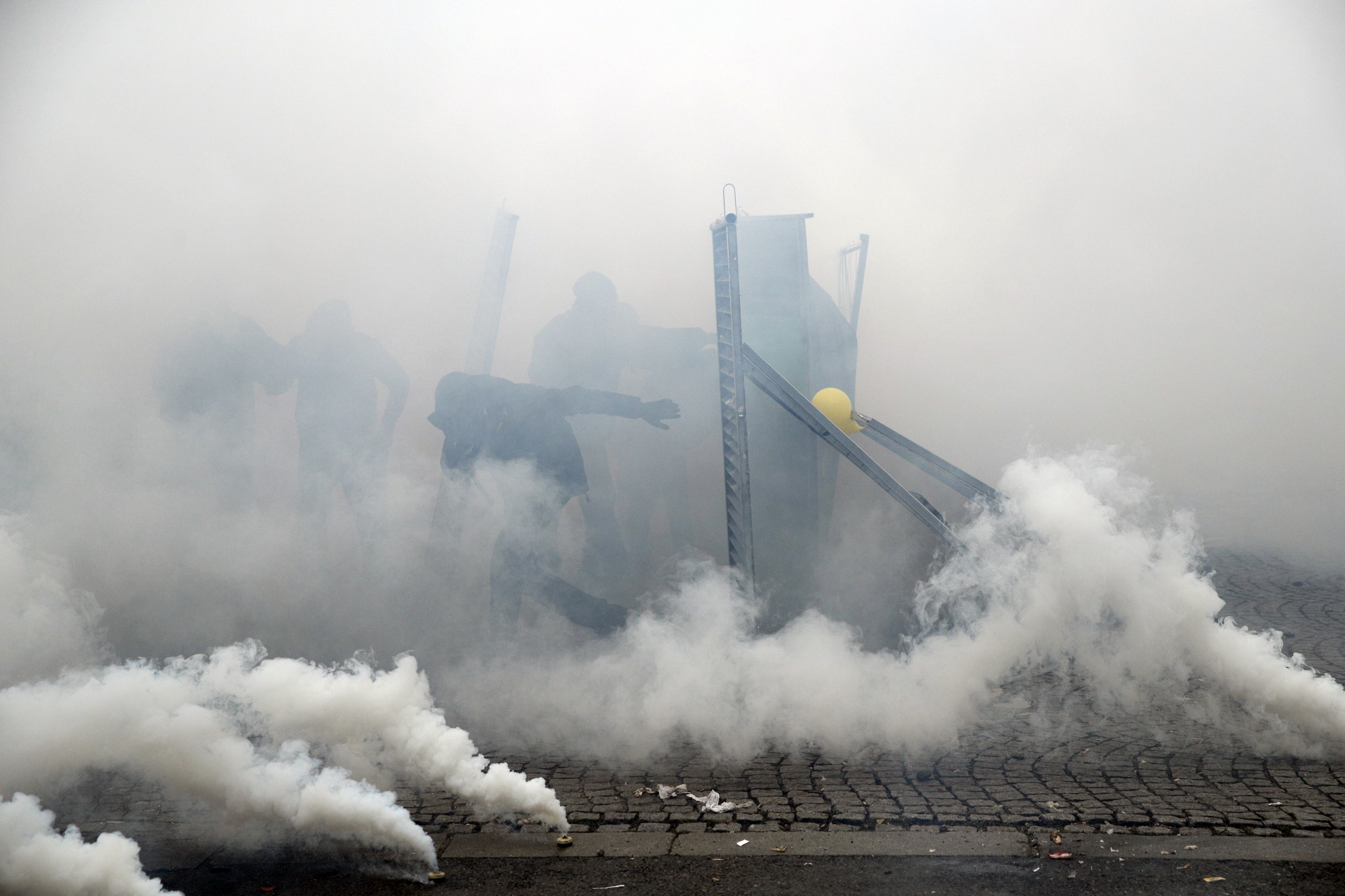 UPDATE | Noi violențe la Paris, la aniversarea unui an de la protestele „Vestelor Galbene”. Polițiștii au folosit gaze lacrimogene și au reținut peste 100 de persoane