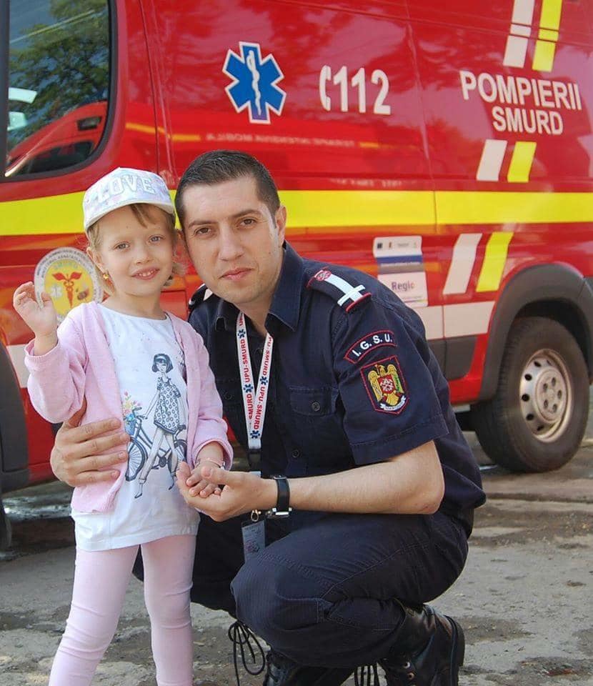 Mesajul emoționant al fiicei unui pompier care se luptă cu incendiul de la fabrica din Alba Iulia. „Chiar dacă tot pleci de acasă, te iert”