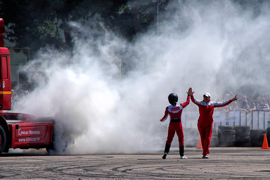 Aşii driftului au topit asfaltul! Cei mai buni piloţi s-au întrecut într-un spectacol impresionant / GALERIE FOTO