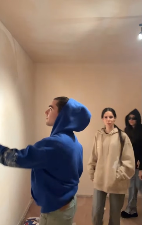 Ipostaza în care s-au filmat Radu Ștefan Bănică și sora Violeta. Tânărul actor s-a mutat într-un nou apartament: „Bine pe construcții”