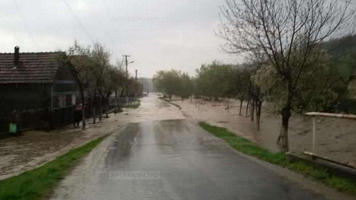 Inundații în Arad, Cluj și Maramureș! Oameni salvați din mijlocul viiturii și sute de gospodării înghițite de ape FOTO