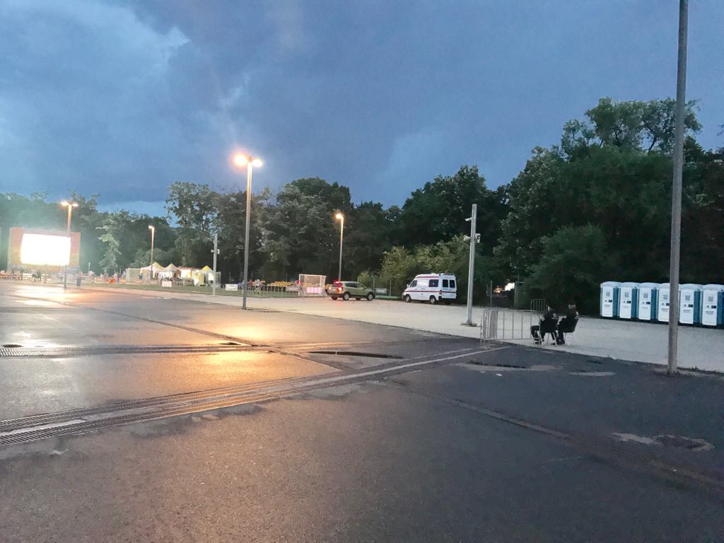 Primăria Capitalei n-are mușterii, la ecranul amplasat lângă Arena Națională. Ploaia i-a alungat pe microbiști / GALERIE FOTO & VIDEO
