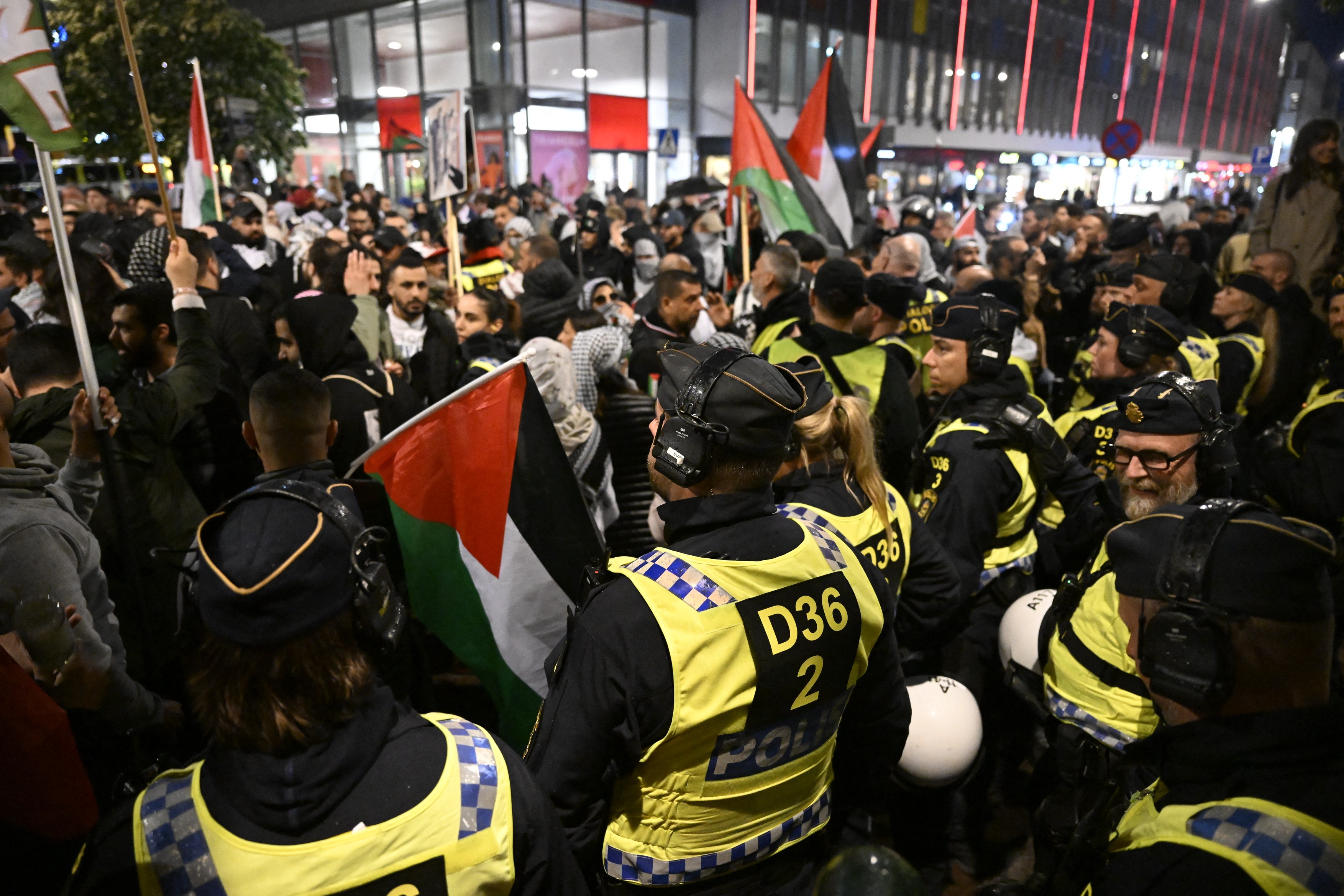 Israelul s-a calificat în finala Eurovision, în ciuda protestelor cu mii de oameni de la Malmo