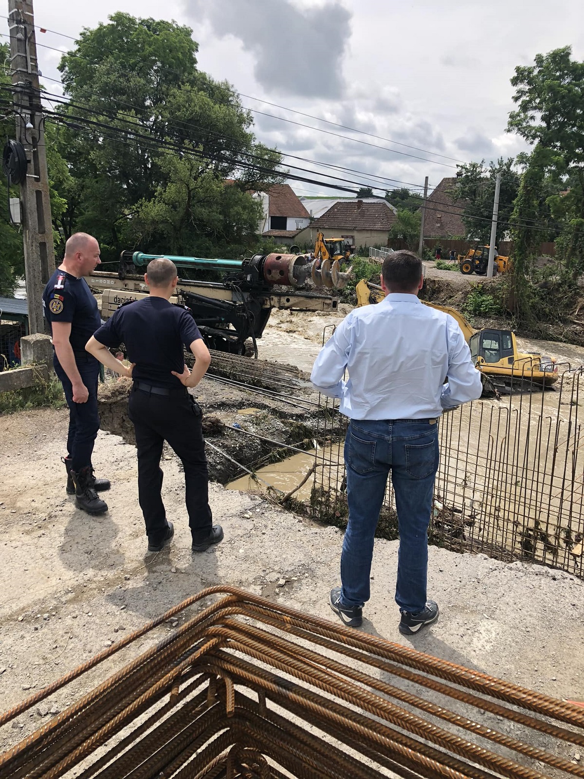 Un pod în construcție a fost distrus de viitură, în Covasna. Rupere de nori duminică de dimineață, utilaje grele luate de ape
