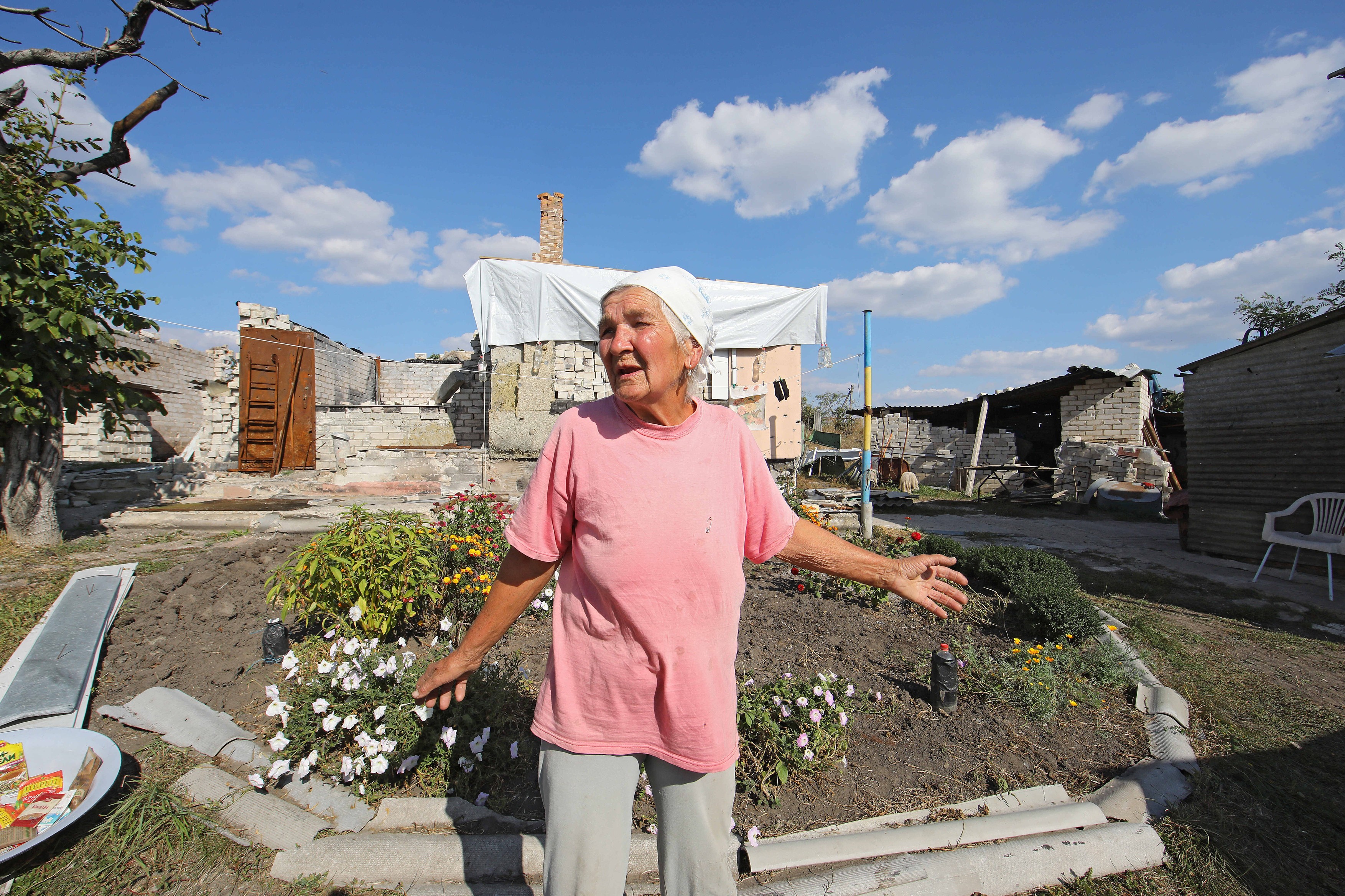 Odiseea unei bătrâne din Ucraina rănite în prima zi a războiului: a călătorit prin cinci țări pentru a se întoarce acasă, într-un sat în care e singura locuitoare | FOTO