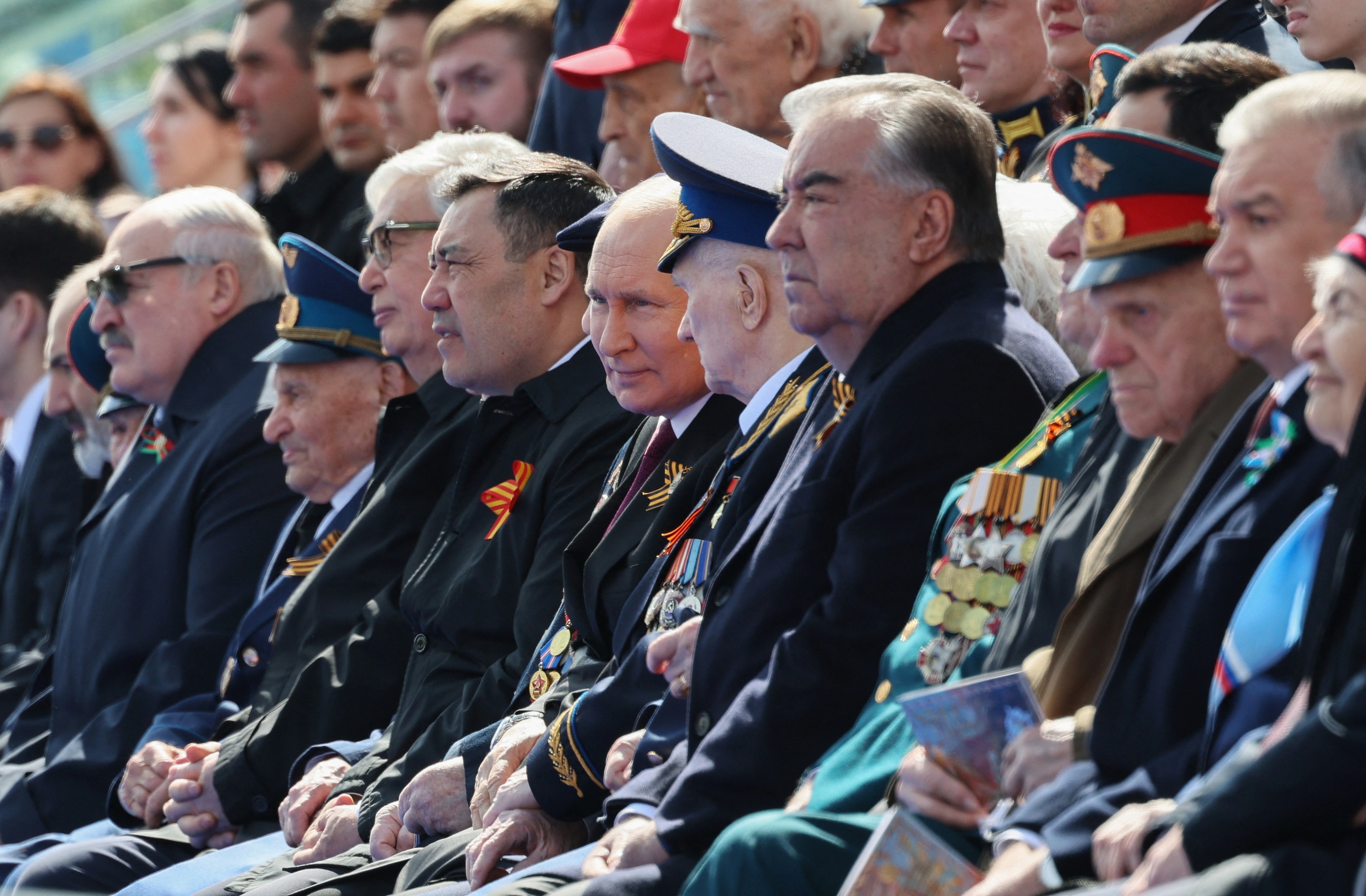 Cine sunt „veteranii” care au stat alături de Putin la parada de Ziua Victoriei: foști agenți secreți sovietici, și nu soldați din cel de-Al Doilea Război Mondial