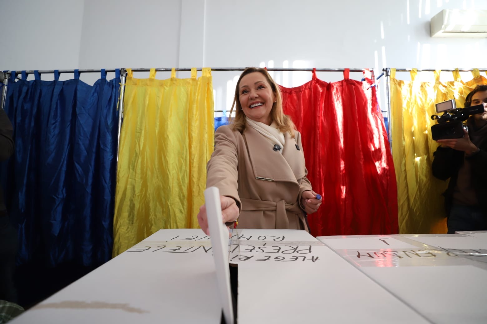 Cât costă paltonul purtat de Elena Lasconi în ziua alegerilor prezidențiale din 24 noiembrie. Ce a adus la secția de votare: „Fără blat”