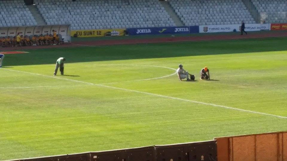 România - Muntenegru (duminică, ora 21.45). Ce nebunie! Cu patru ore înainte de meci, organizatorii au împrăștiat iarbă pe teren! GALERIE FOTO