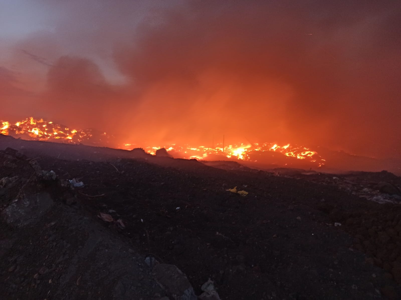 Incendiu la groapa de gunoi din Arad. Mesaj Ro-Alert emis de ISU