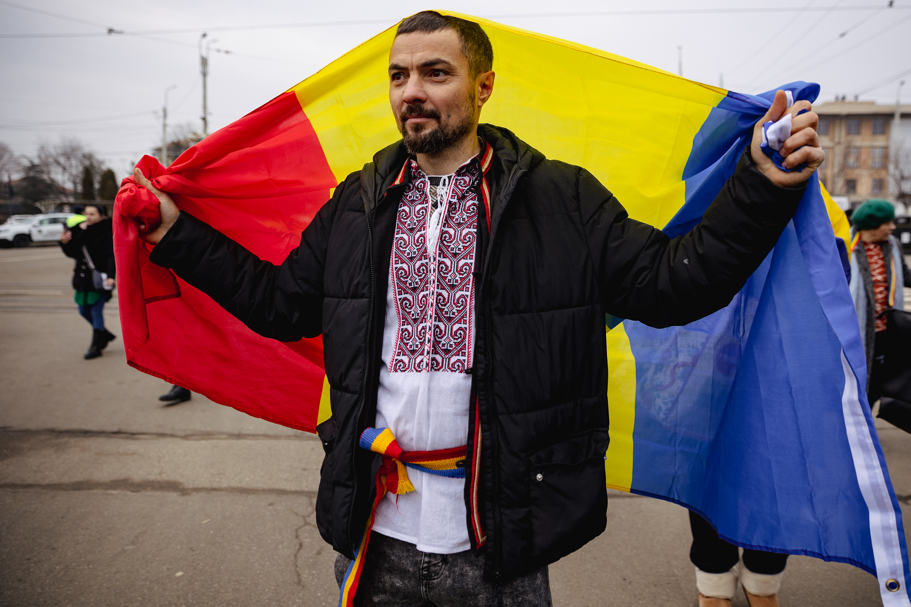 Ziua Unirii în imagini la Iași: câteva mii de oameni s-au bucurat de „sârba moldovenilor” și au fluierat puținii politicieni prezenți | Fotoreportaj
