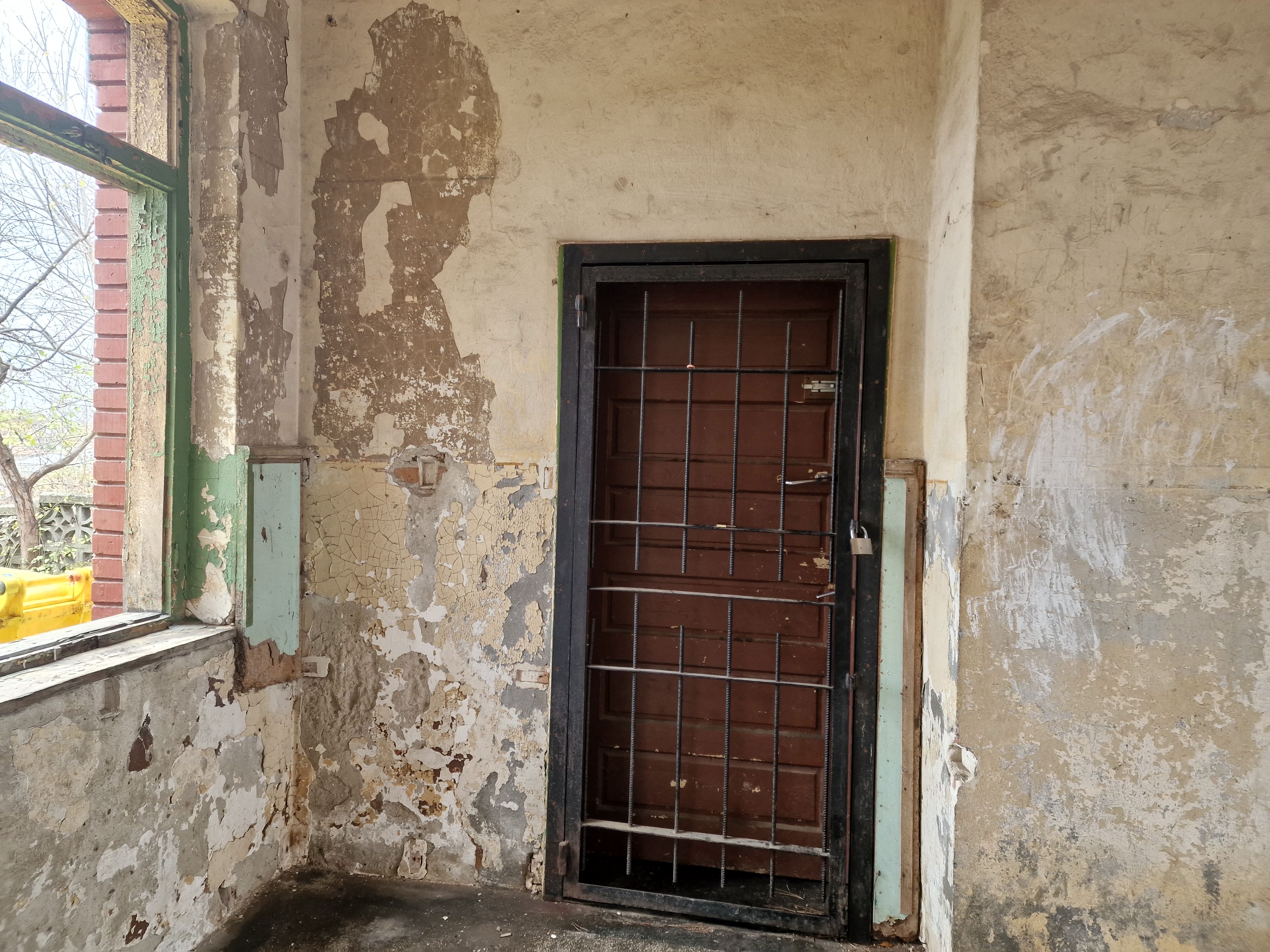 FOTOREPORTAJ. Gara din România pe care o evită și oamenii, și câinii. „Să le vedeţi pe celelalte de pe traseu”