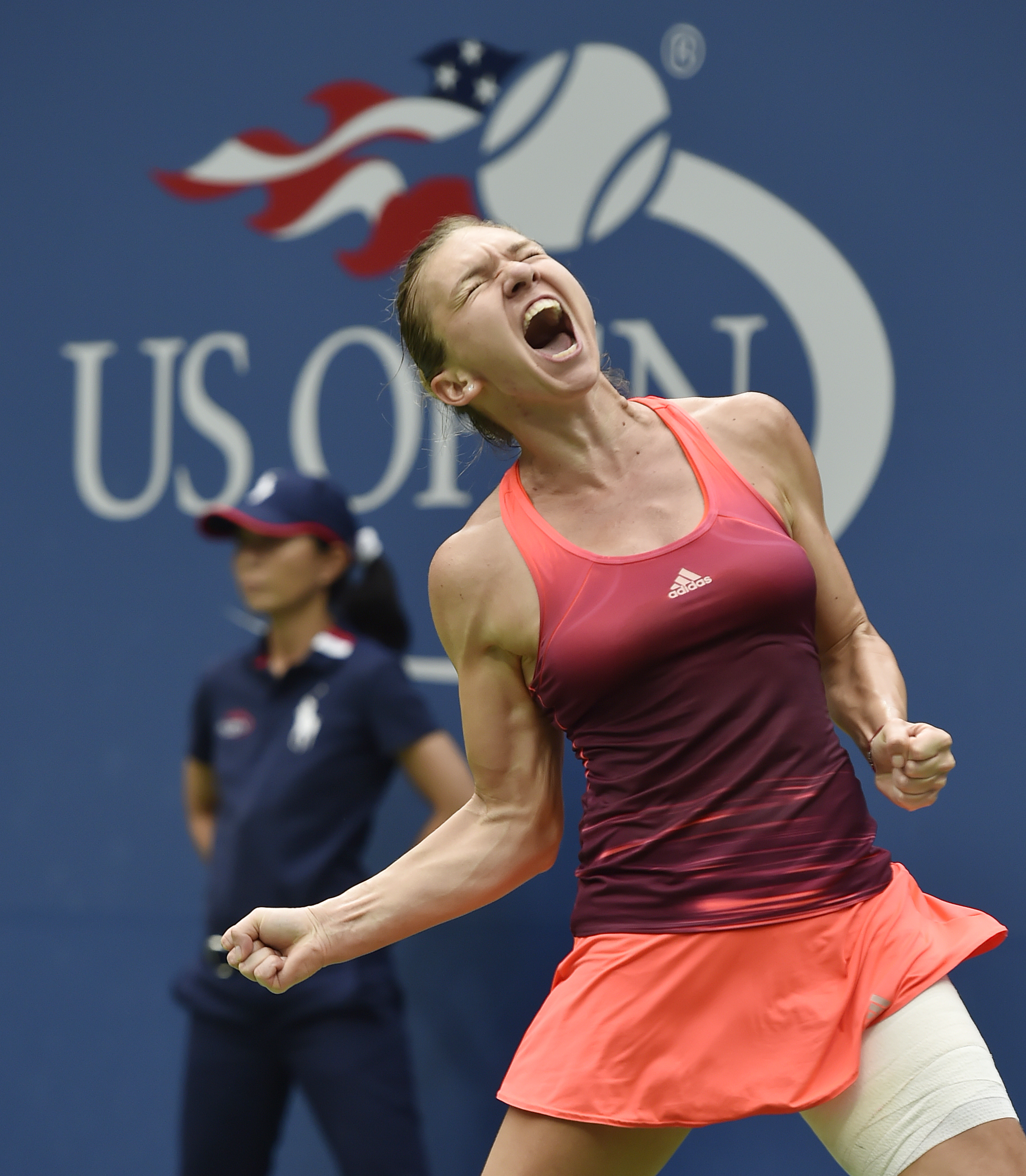 Superperformanţă realizată de Simona Halep, care a învins-o pe Victoria Azarenka, în trei seturi, şi s-a calificat în semifinalele de la US Open. Românca a condus ostilităţile în primul set, l-a cedat pe cel secund, dar a fost formidabilă în decisiv. Meciul a fost întrerupt o oră în ultimul act din cauza ploii. Simona a egalat performanţa Irinei Spârlea din 1997 / LIVE BLOG & SUPERGALERIE FOTO