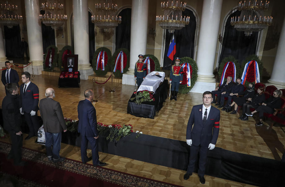 Mihail Gorbaciov, înmormântat fără onoruri de stat. Mii de ruși au stat la coadă să-i aducă un ultim omagiu | VIDEO