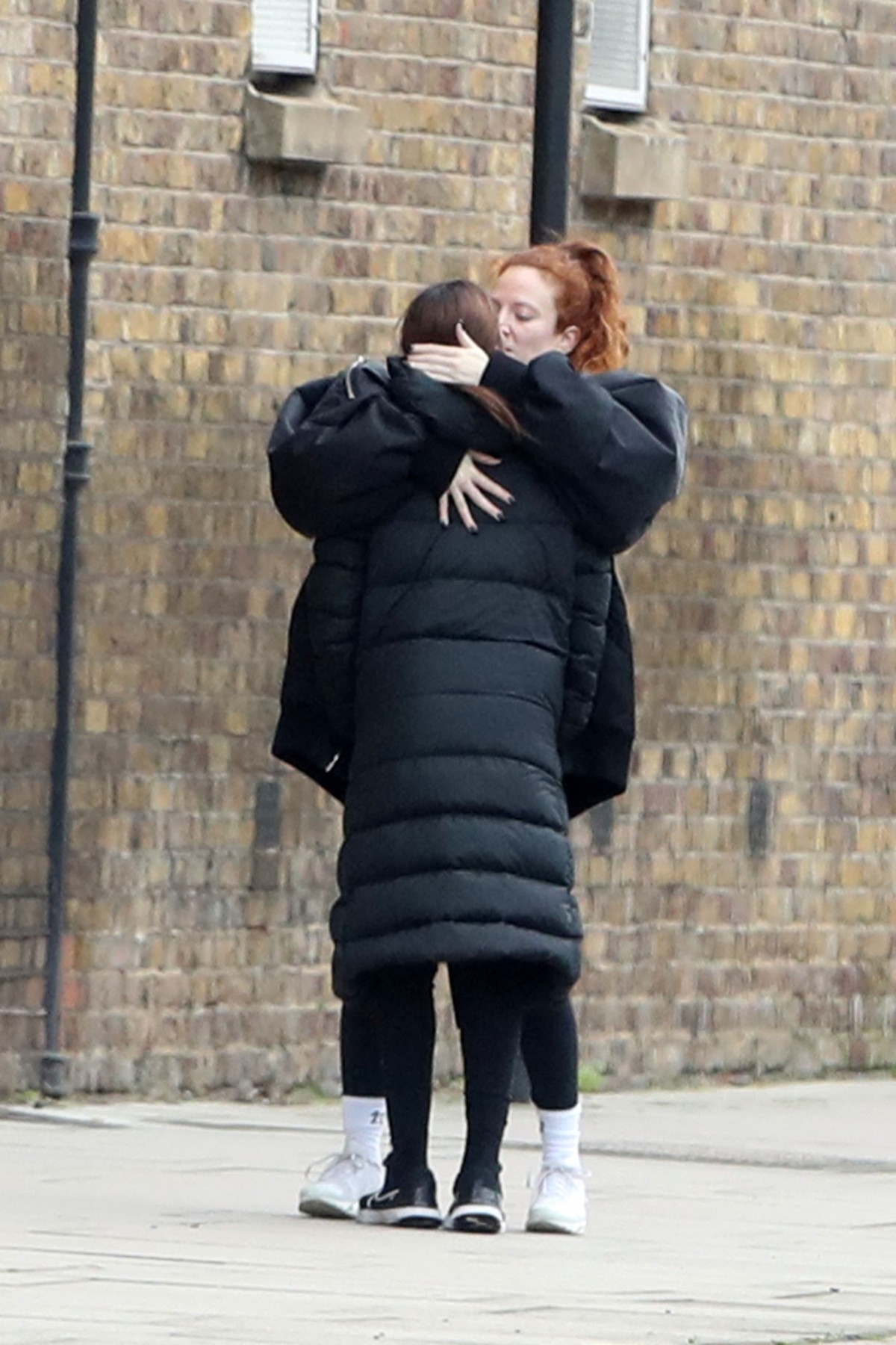 Artista Jess Glynne are o relație amoroasă cu prezentatoarea Alex Scott. Cele două vedete au fost surprinse sărutându-se