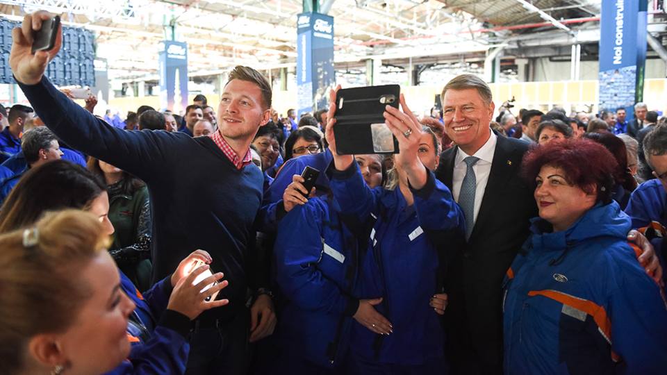 Klaus Iohannis a testat noul Ford EcoSport, cu Simone Tempestini, campionul României la raliu. Președintele, la un pas de a lovi o bordură | FOTO ȘI VIDEO