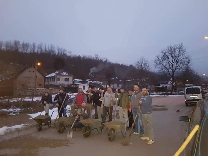 FOTO| S-au săturat să aștepte "mila" autorităților și și-au reparat singuri strada!