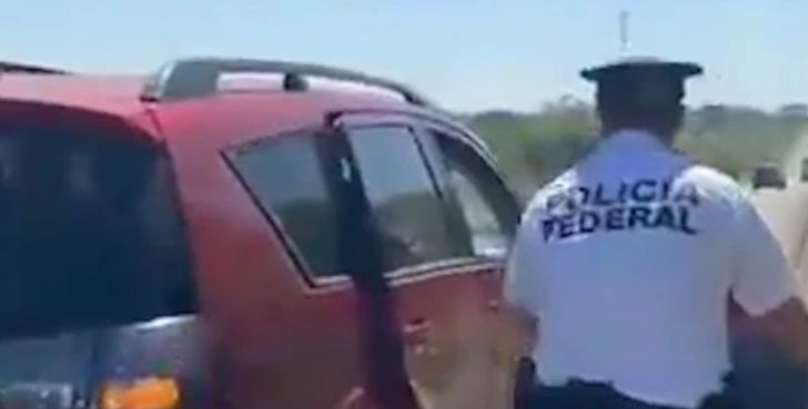 O familie și-a uitat copilul într-un magazin. Poliția a urmărit mașina 15 kilometri ca să-l poată înapoia părinților | FOTO