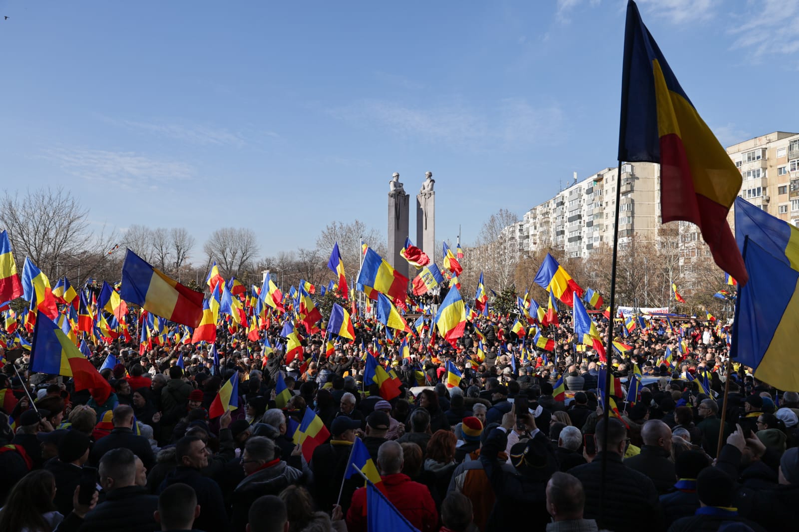 Călin Georgescu a fost înconjurat de mii de oameni la „Marea Horă a Unirii Neamului”: „Suntem legați pentru totdeauna ca frați și surori”