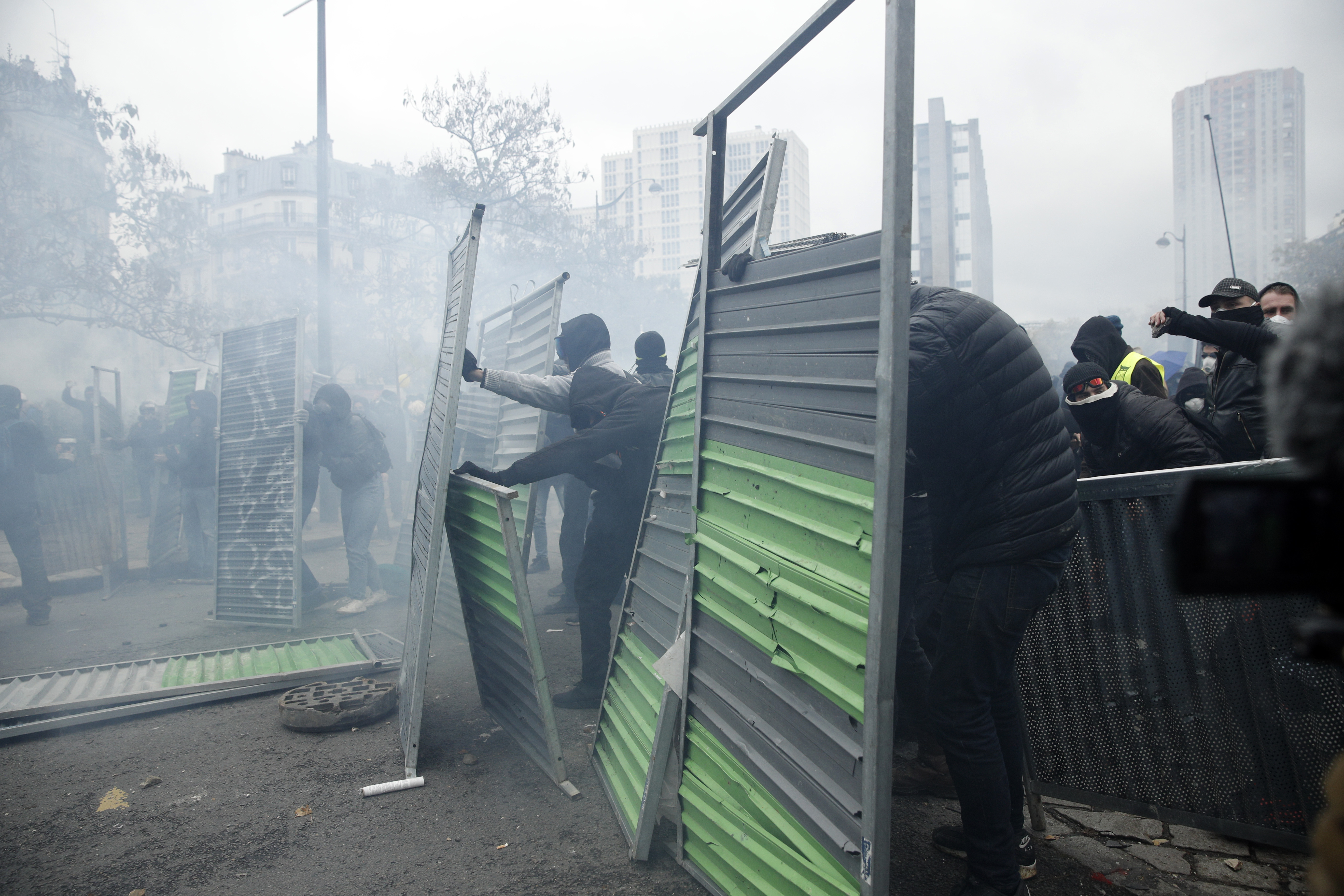 UPDATE | Noi violențe la Paris, la aniversarea unui an de la protestele „Vestelor Galbene”. Polițiștii au folosit gaze lacrimogene și au reținut peste 100 de persoane