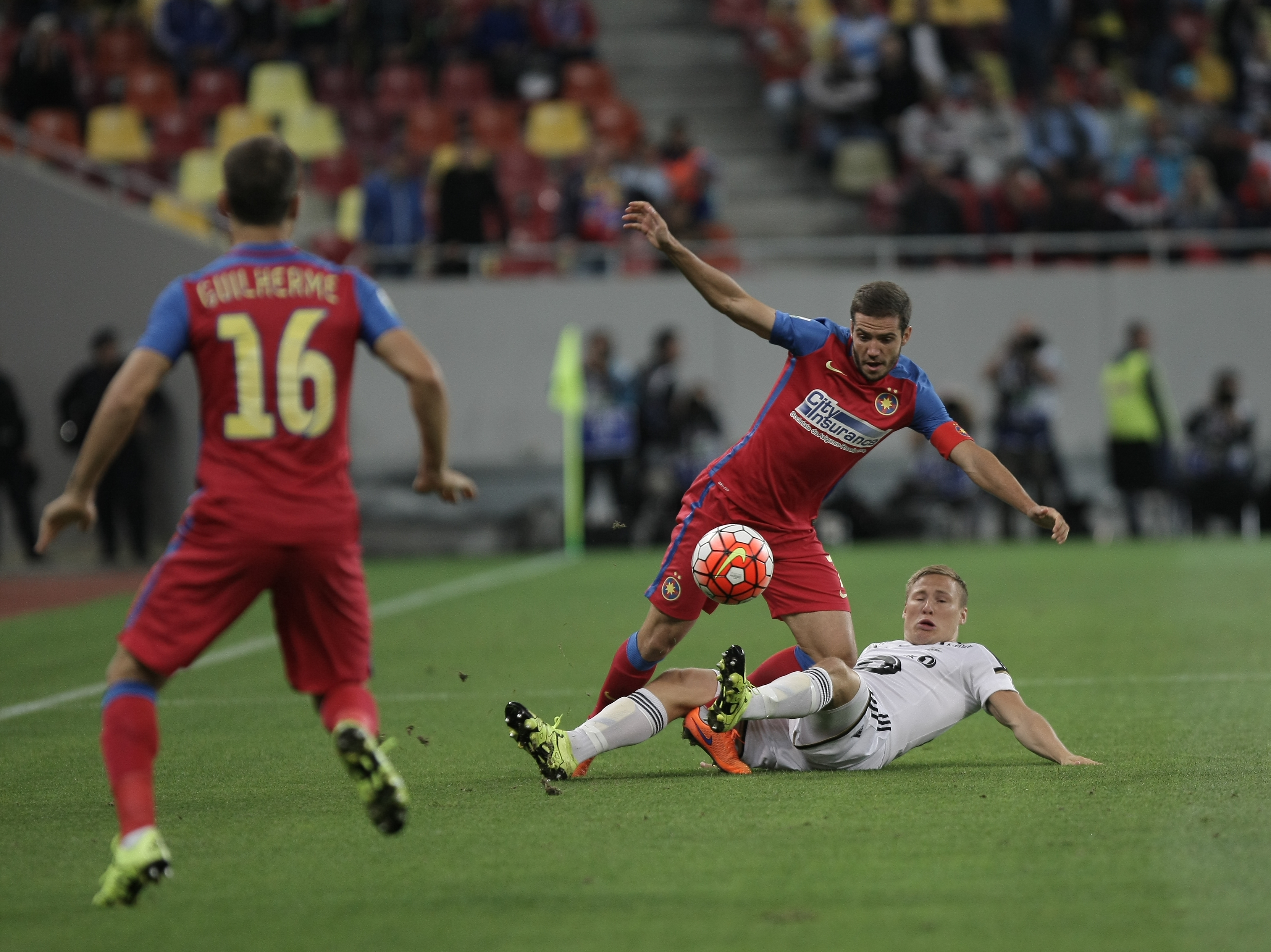 STEAUA - ROSENBORG 0-3. Liga Europa, play-off, manșa tur. Lecție de eficacitate cu o Steaua CĂZĂTOARE: Mikkelsen, Helland și Jensen au marcat, în timp ce Papp, Muniru, Tade și Chipciu, care a lovit bara, au irosit ocazii mari și foarte mari. Fanii i-au cerut demisia lui Mirel Rădoi! VIDEO