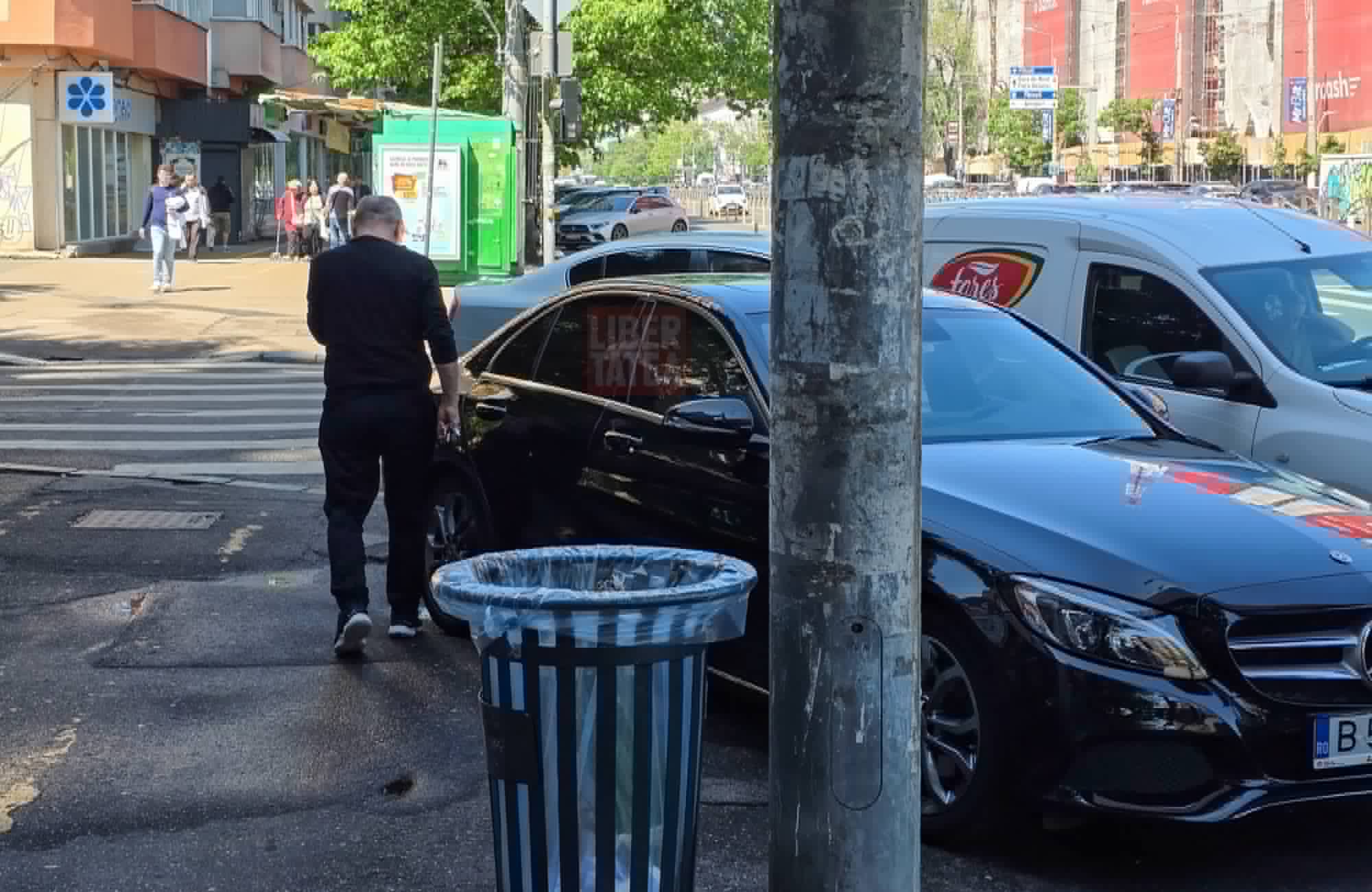 Imagini rare cu Horațiu Mălăele în Capitală. Actorul a atras atenția atunci când și-a parcat mașina într-o zonă interzisă