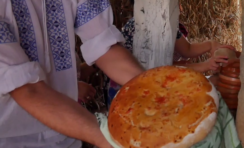 VIDEO/Tânărul care duce meștesugul bătrânilor în viitor! Face țesturi de copt pâinea și le vinde pe Internet
