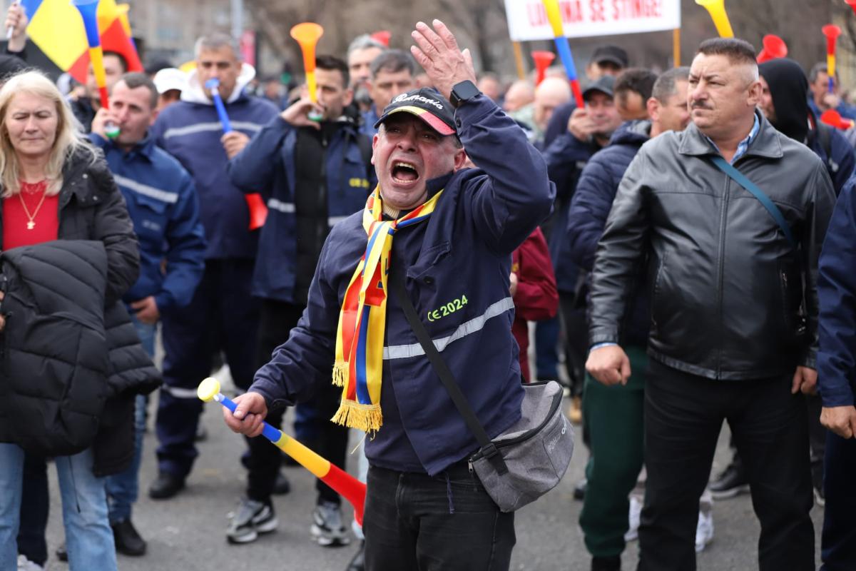 Fanii lui Călin Georgescu au spart barajul la protestul de la Guvern. Bătaie între mineri și jandarmi la finalul manifestației