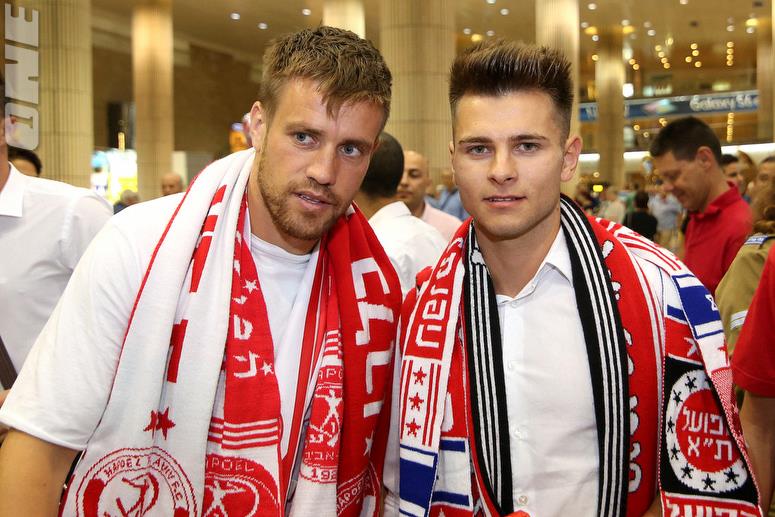 OFICIAL / Bumba și Pintilii, prezentați de Hapoel Tel Aviv, care mai vrea un român