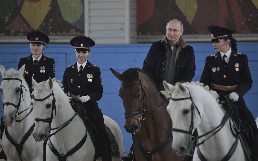 Vladimir Putin a defilat călare împreună cu polițistele din Moscova / FOTO&VIDEO