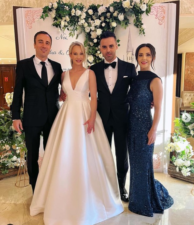 Sandra Izbașa s-a căsătorit religios cu Răzvan Bănică. Mireasa a avut un buchet de mireasă atipic, iar mirele a cântat la nuntă