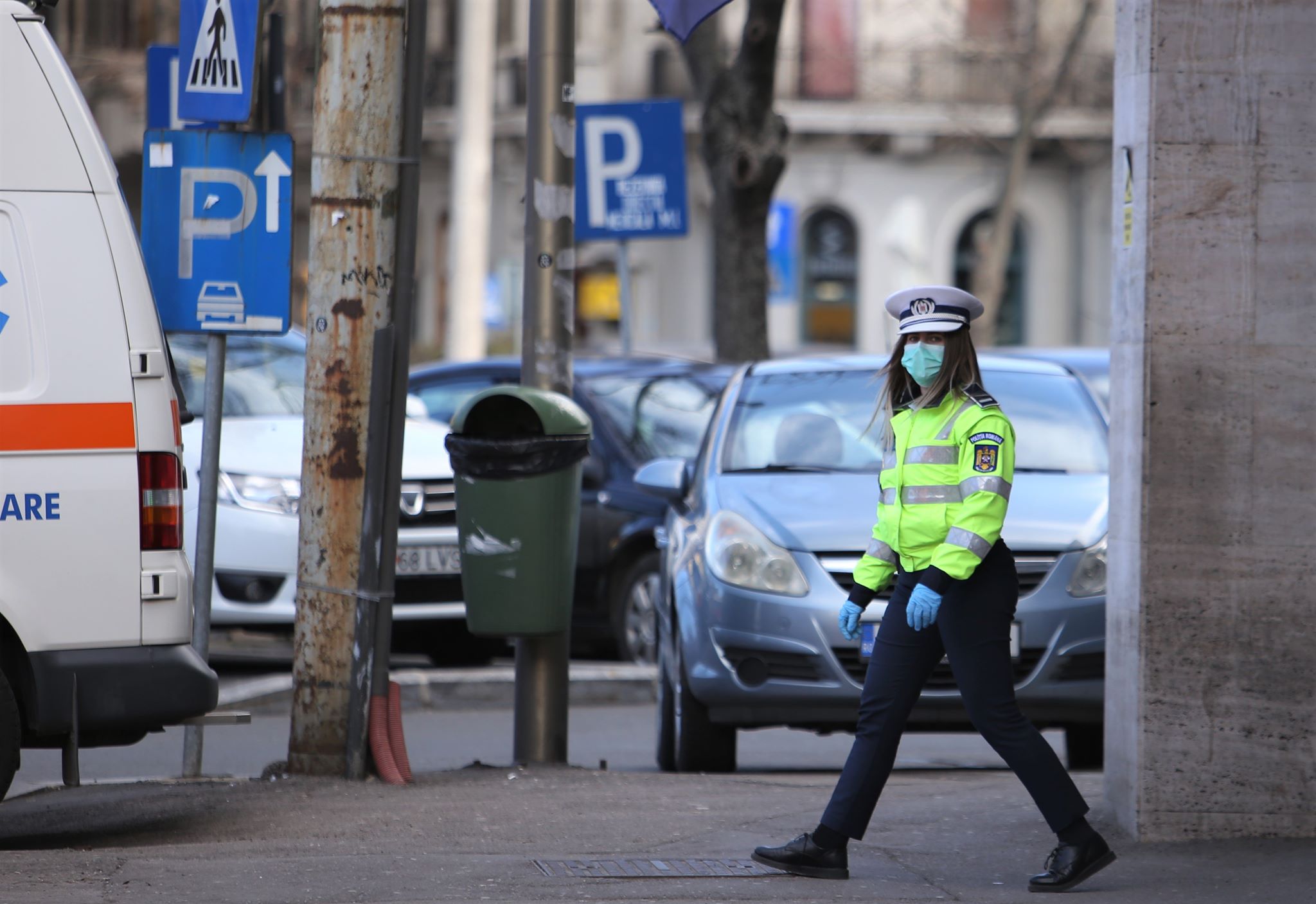 Starea de urgență îi ține pe bucureșteni în case și închide localurile din Centrul Vechi. Fotografii cu Capitala goală