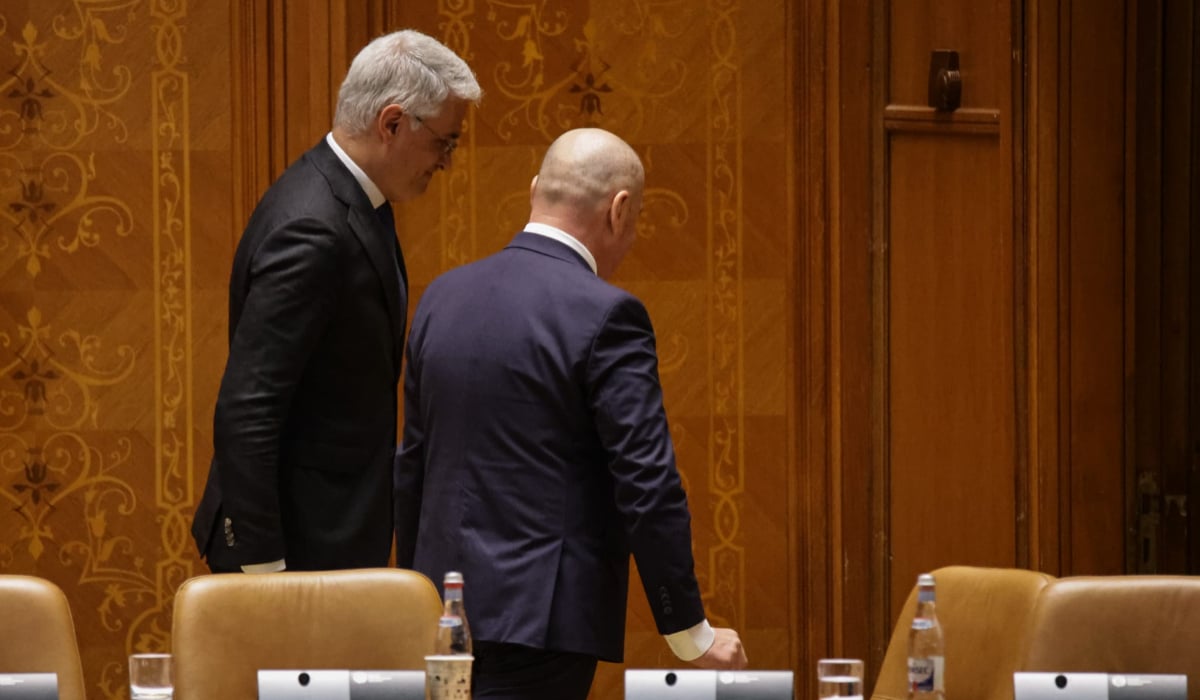 Ce nu s-a văzut la televizor în timpul votului moțiunii de cenzură împotriva Guvernului Bolojan. Negocieri în șoaptă, telefoane pe fugă și calcule la limită