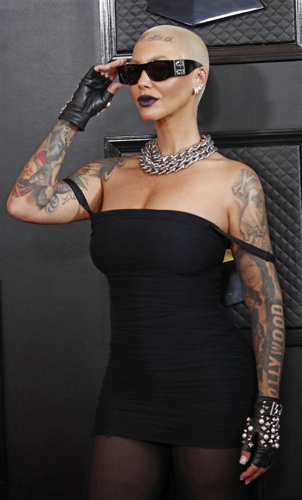 Ținutele vedetelor la Premiile Grammy 2023. Cardi B a avut o rochie excentrică, iar Camila Cabello a purtat un sutien transparent în loc de bluză