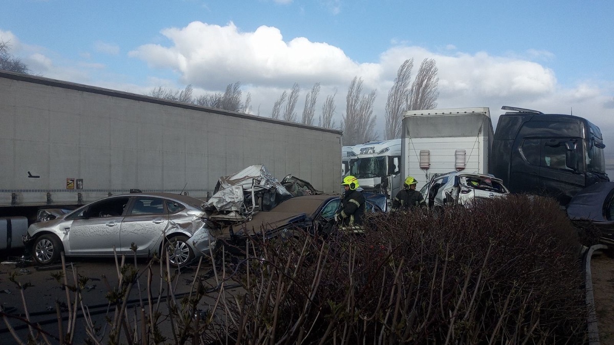 Un cadavru a fost găsit sub epavele mașinilor arse în accidentul uriaș din Ungaria, unde trei români sunt printre victime
