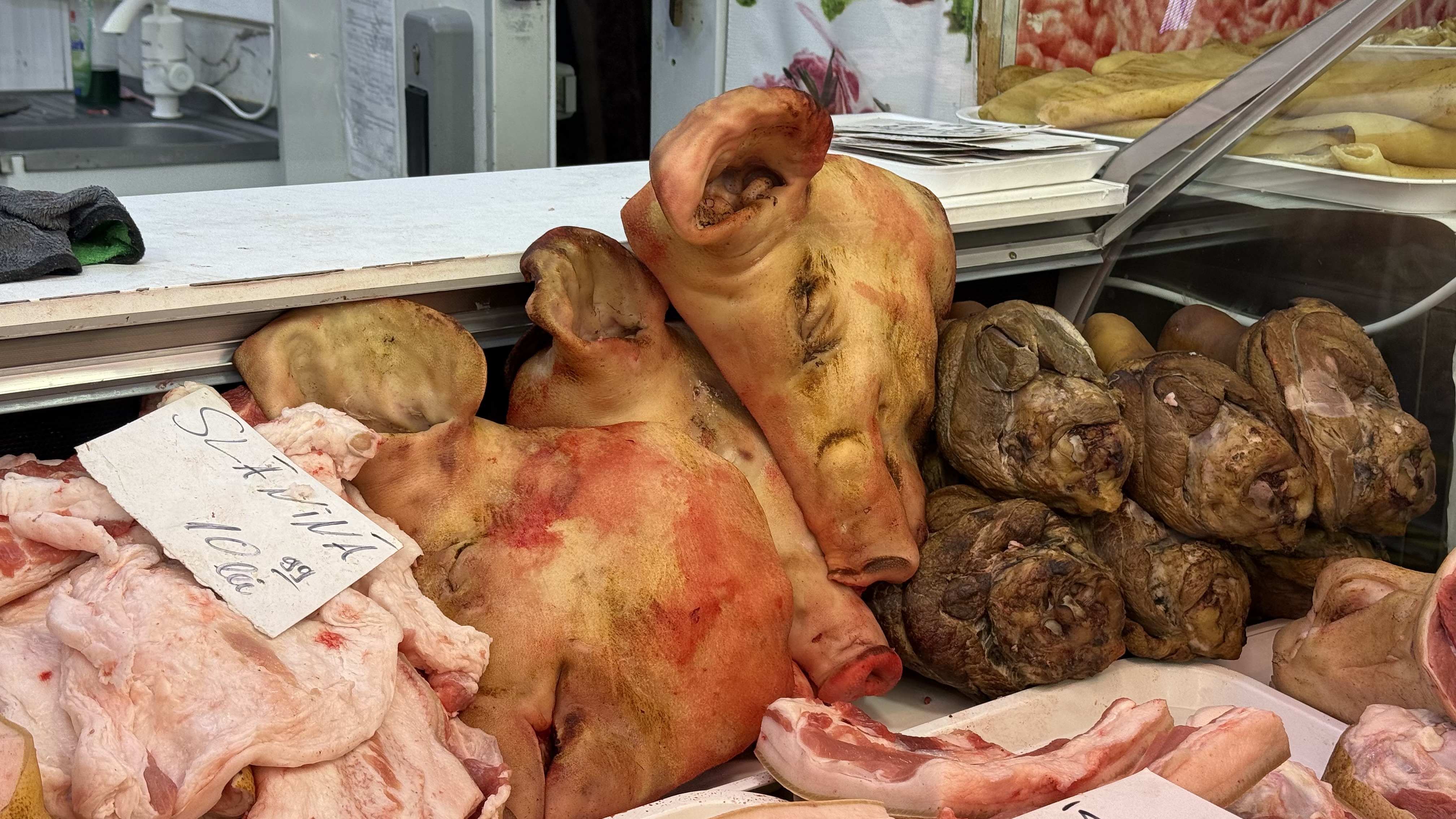 A început bătălia pentru carnea de porc. Reportaj în hala Obor: cât ne costă preparatele pentru sarmale și tobă?
