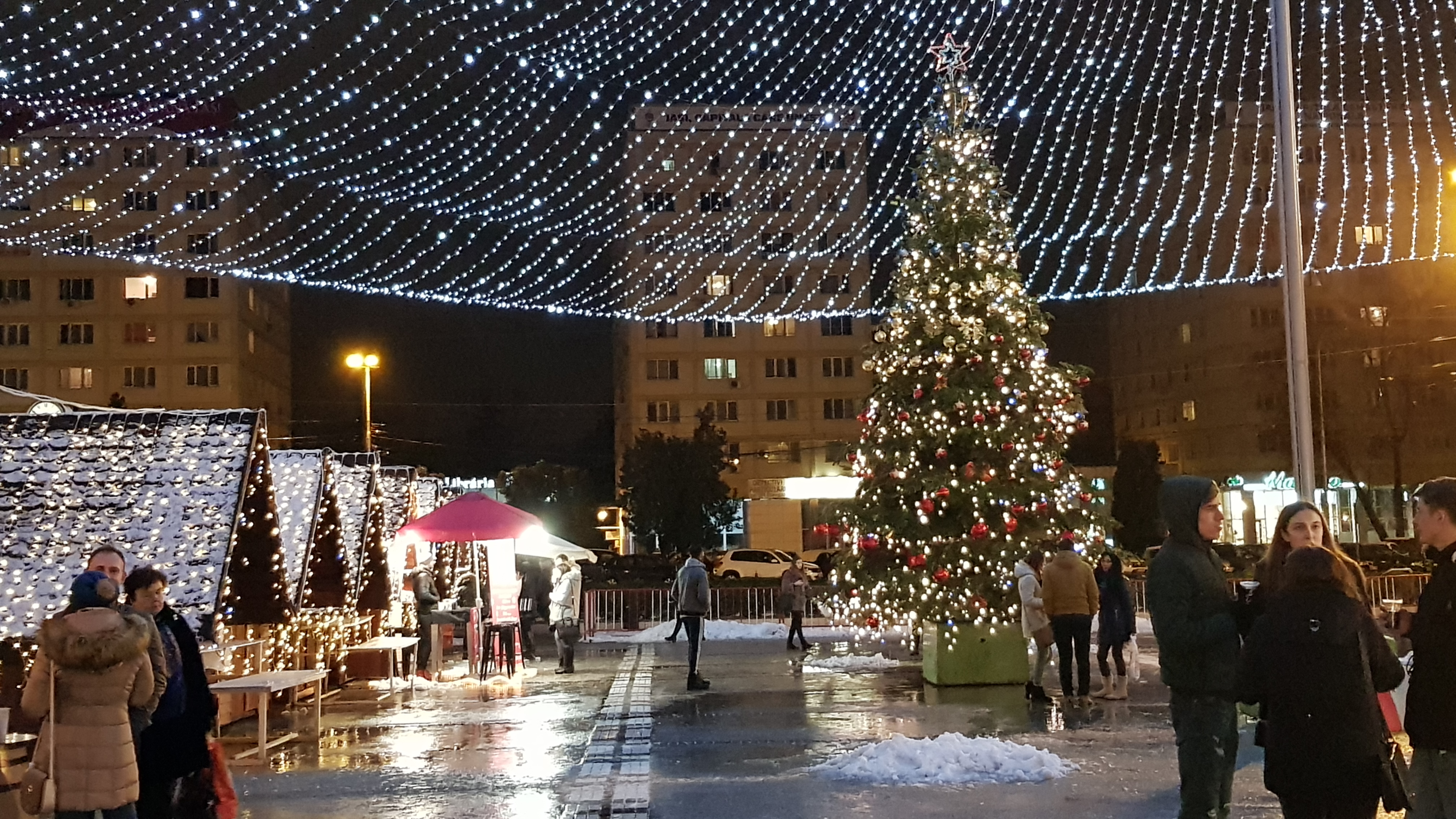 Bate vântul în târgurile de Crăciun din Iași. Comercianții se plâng că vremea rea le strică afacerile