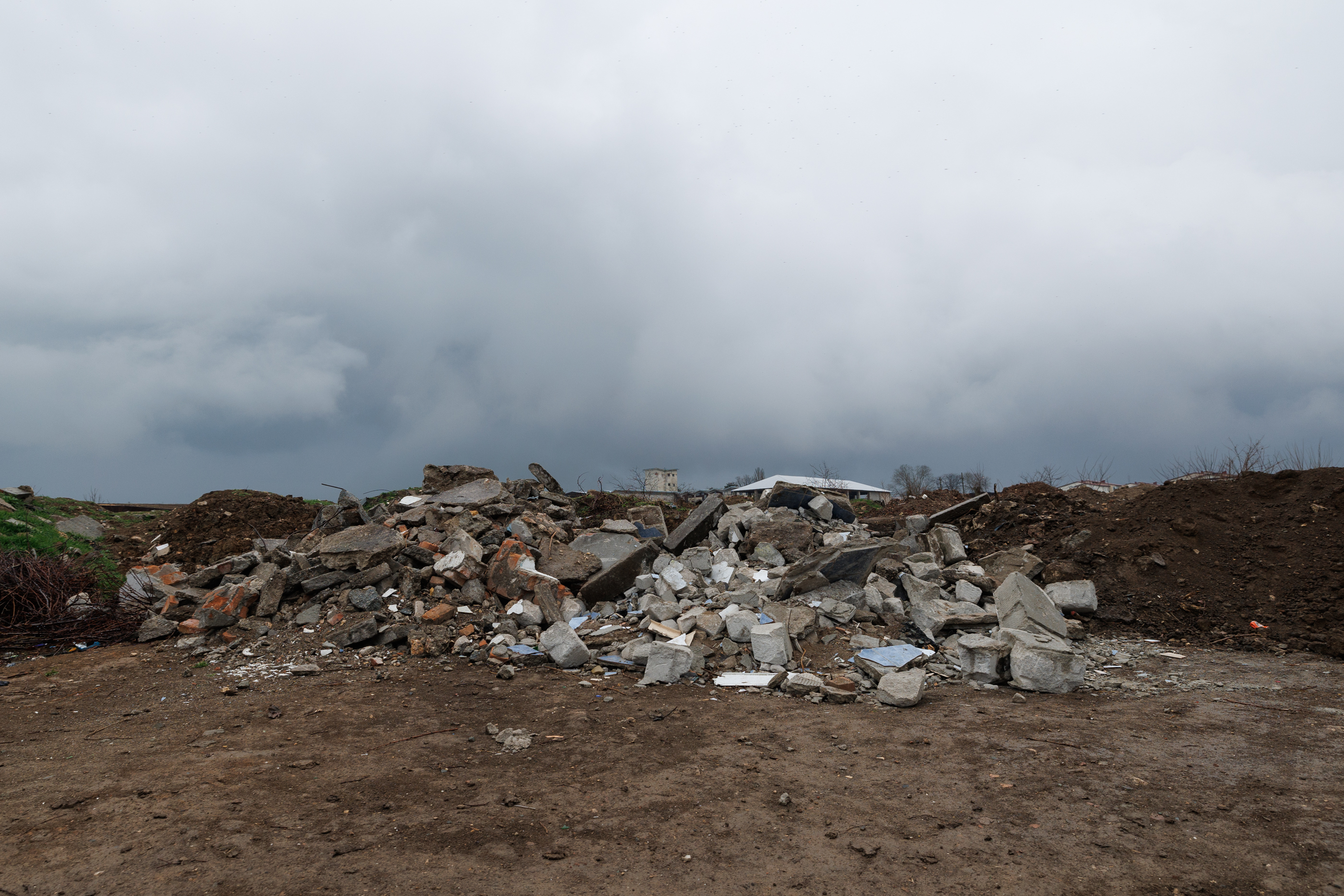 REPORTAJ O arie protejată Natura 2000 de la marginea Mangaliei a devenit depozit de deșeuri: „Aduc gunoaiele cu mașini mari, de la firme!”. Ministerul Mediului știe din 2020