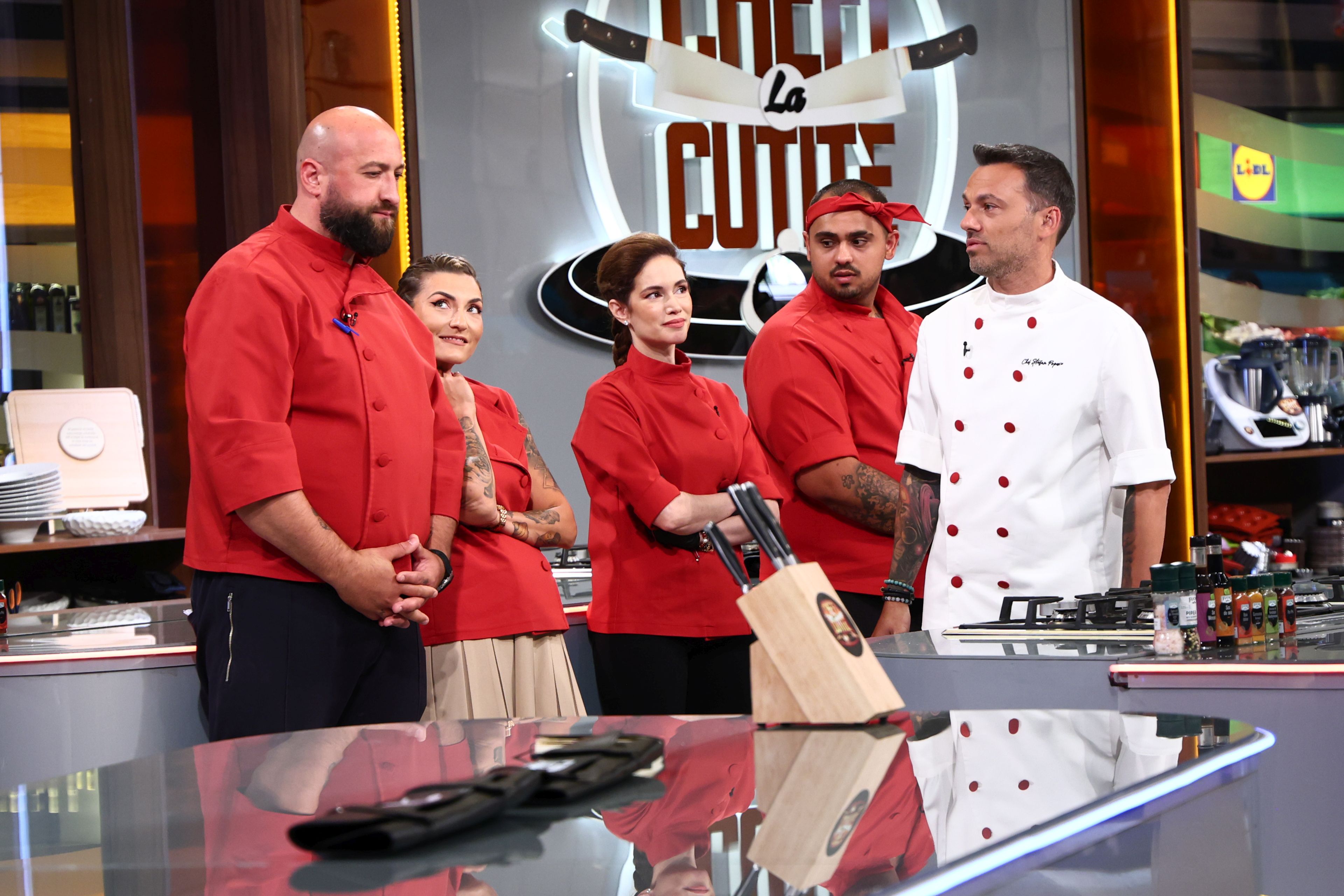 Mirela Chirulescu a fost eliminată de la „Chefi la cuțite” 2025. Schimbări în trei echipe, după duelul amuletelor dintre chef Richard și chef Orlando