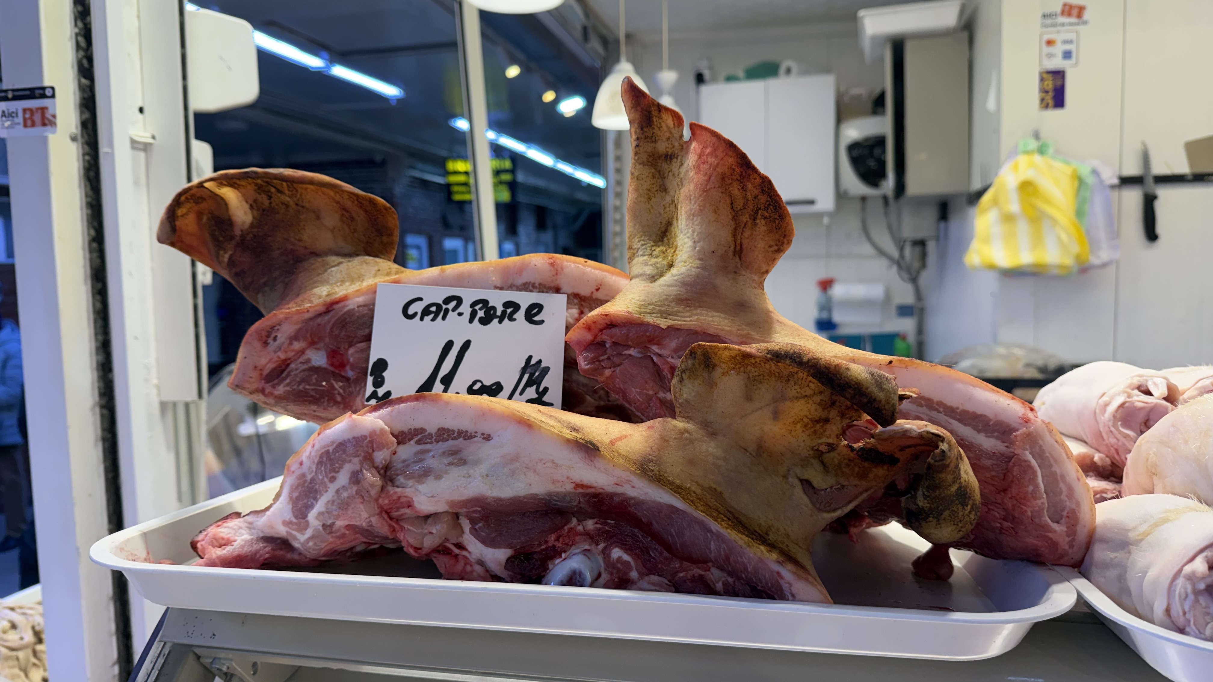 A început bătălia pentru carnea de porc. Reportaj în hala Obor: cât ne costă preparatele pentru sarmale și tobă?