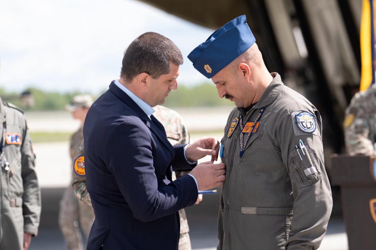 Pilotul român de F-16 care a doborât o dronă în Estonia, decorat de Radu Miruță și conducerea MApN: „În spatele acelui moment au stat ani de pregătire”