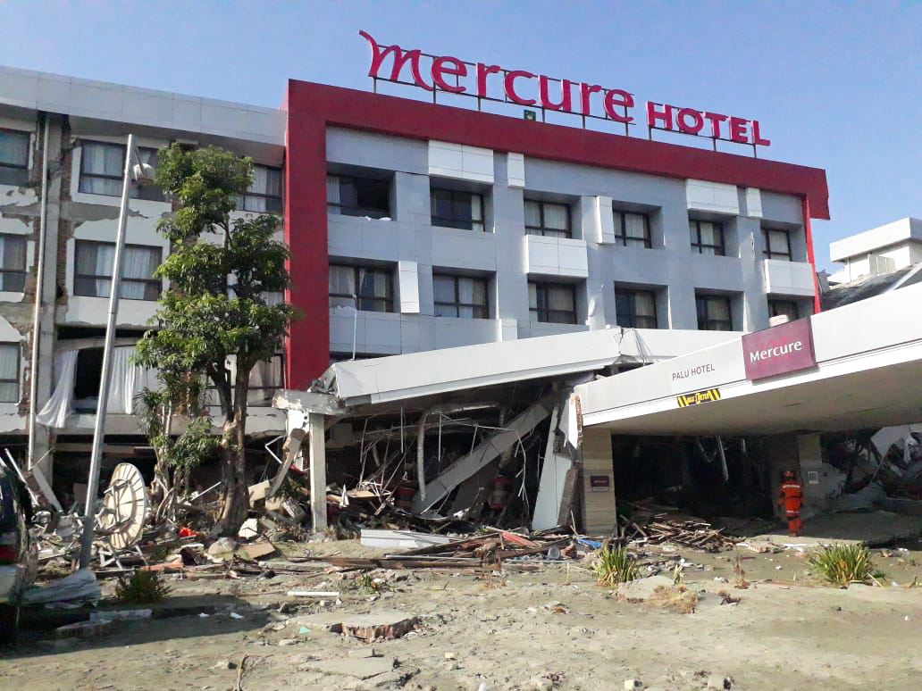 UPDATE / Bilanțul tragediei din Indonezia capătă proporții catastrofale: cel puțin 1.424 de morți. Decedații, înhumați în gropi comune