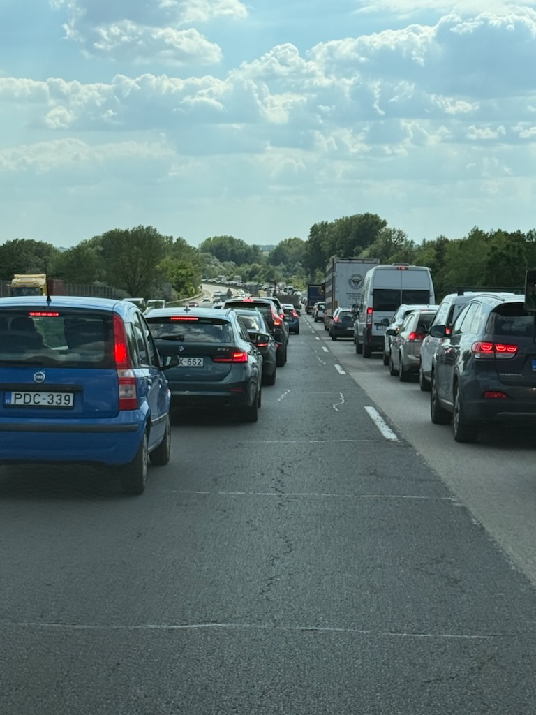Aki jót akar magának, el ne induljon a Balatonra – Áll az M7-es és az M1-es is