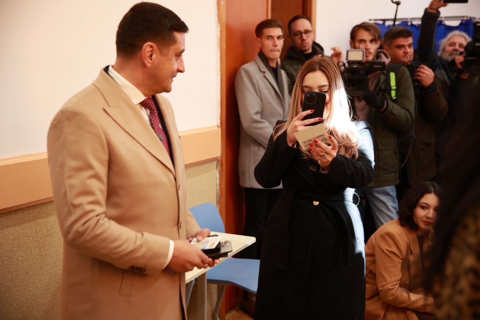 Soția lui George Simion, în negru din cap până în picioare în ziua alegerilor prezidențiale. Gestul făcut de Ilinca Simion în secția de vot